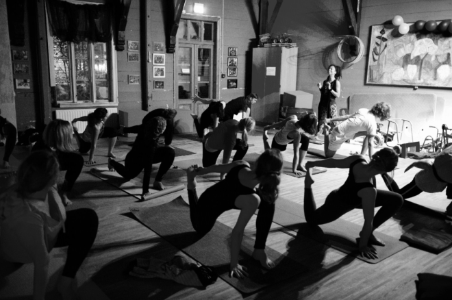 Yoga+with+Dionne+at+Herosalen+-+Picture+by+Fred+Klemetsen.png