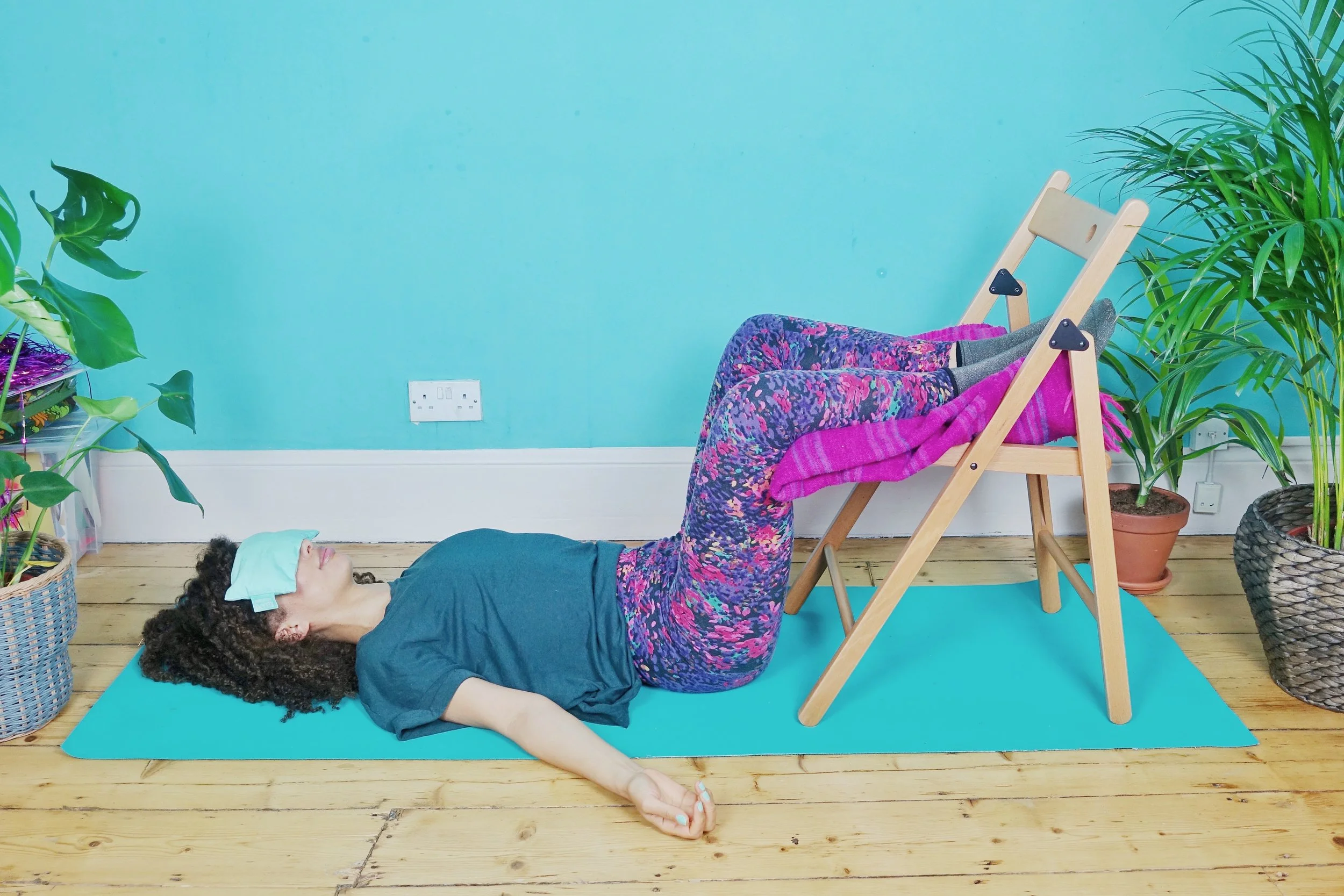 A chair yoga + meditation to relax, unwind + chillout (any time of day!)