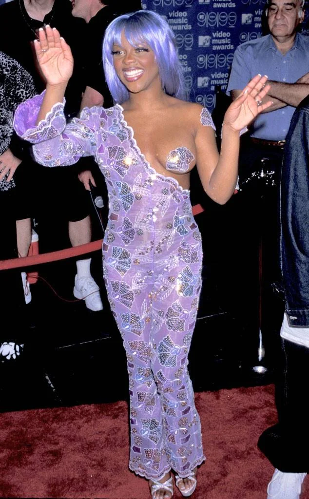 Lil Kim being iconic as ever at the 1999 VMAs