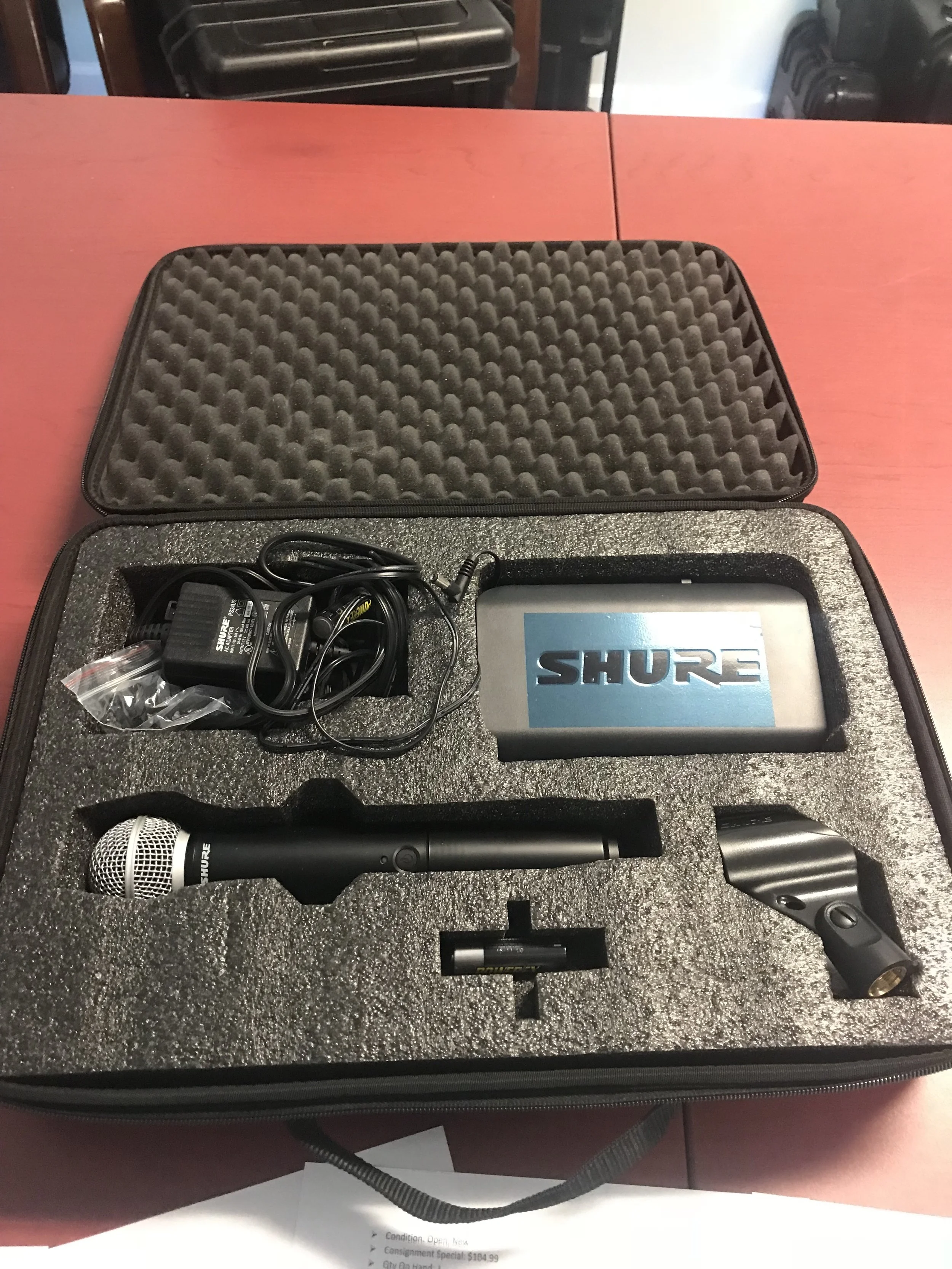 SHURE Wireless Microphone System w/58 Handheld and bodypack w/Lav Transmitter