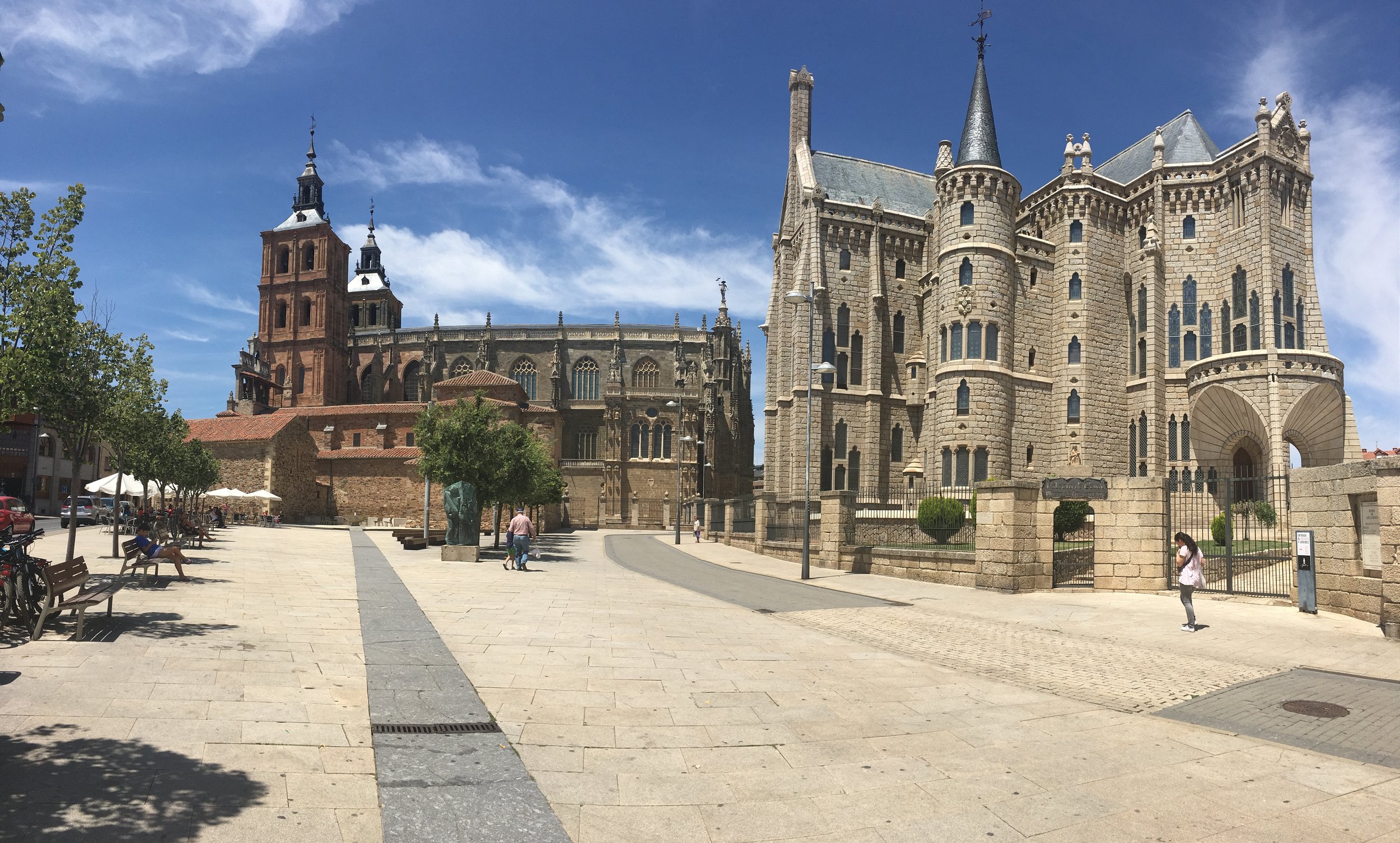 The cathedral (left) and the palace (right)