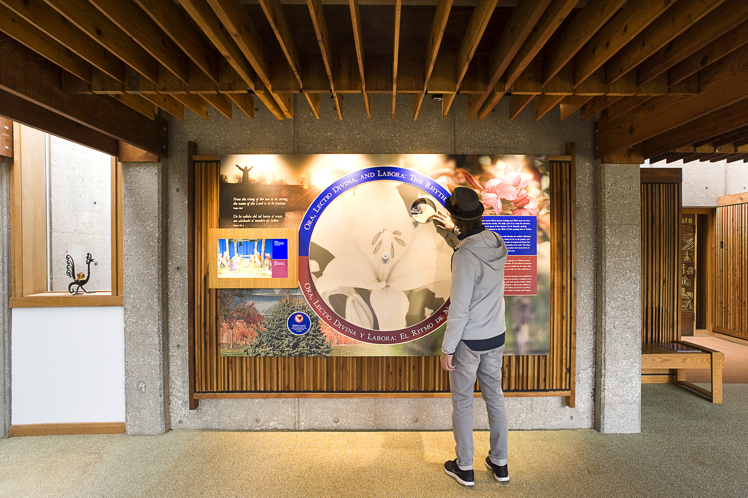  This panel is interactive. By turning the wheel the visitor can look at a photo that captures different parts of the monk’s activity during the course of the day. The video monitor on the left shows pictures of celebrations marking the liturgical ye