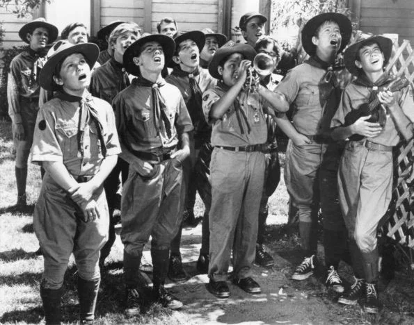 Troop_serenades_the_Siddons1-595x468.jpeg