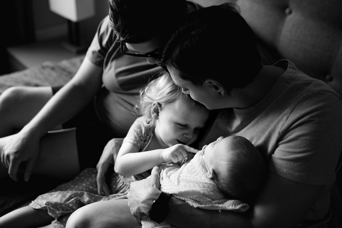 So much love in one shot 💕in home session this morning with sweet baby Caelin 👶🏼💕