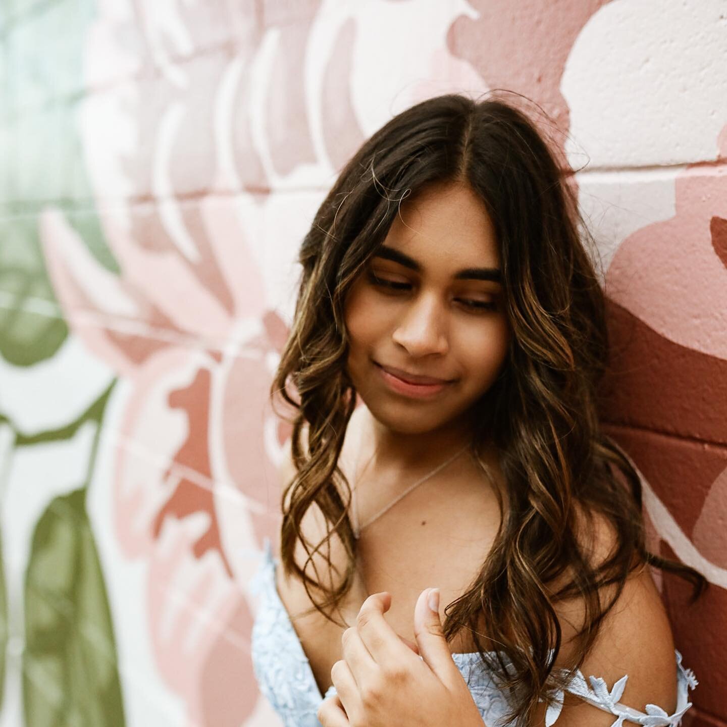 Beautiful 2022 grad Shaylena last night 💕 it&rsquo;s never too late to celebrate your graduation with a photoshoot 👩🏽&zwj;🎓📷