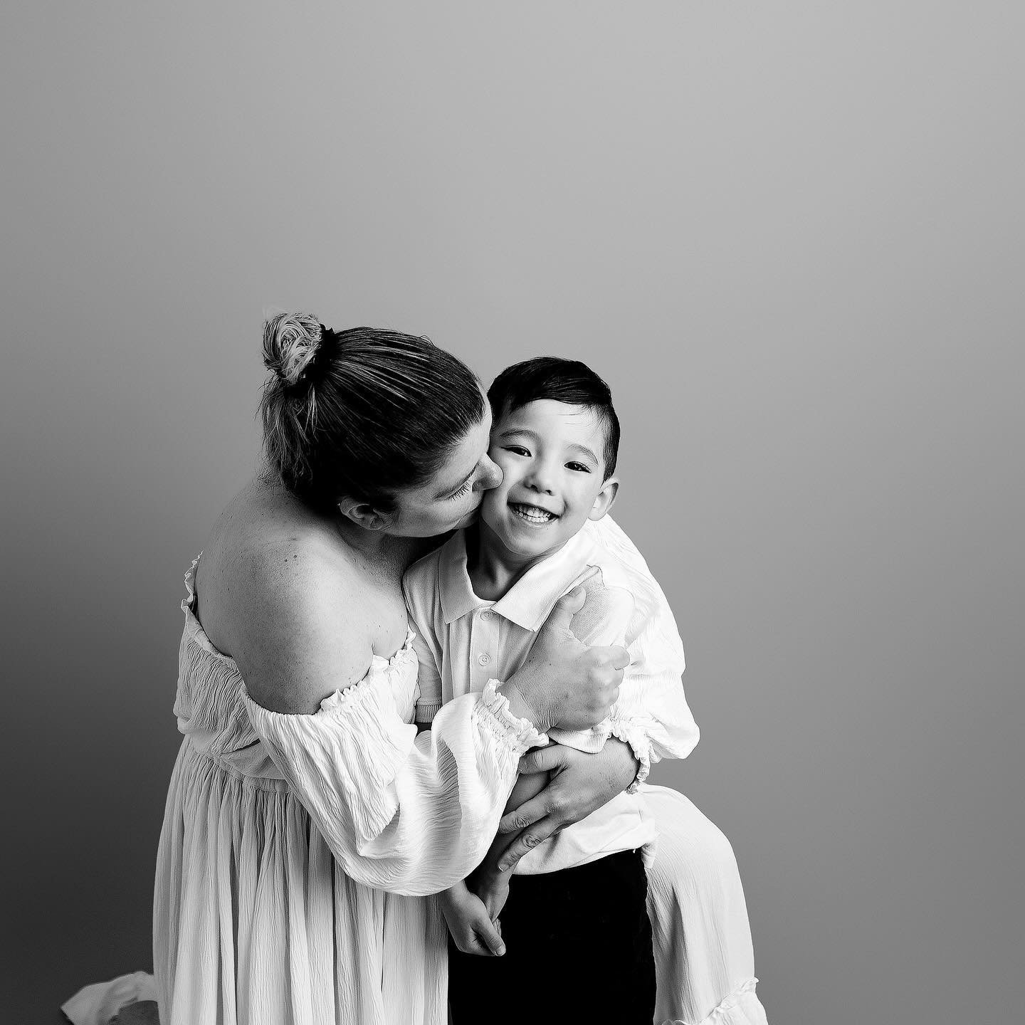 🌼 Calling all mamas! Motherhood minis happening this Saturday &amp; May 11 &ndash; don&rsquo;t miss out! 📸 Still a few spots left to capture those precious moments with your little ones in my spacious new studio in West Edmonton. For just $150, you