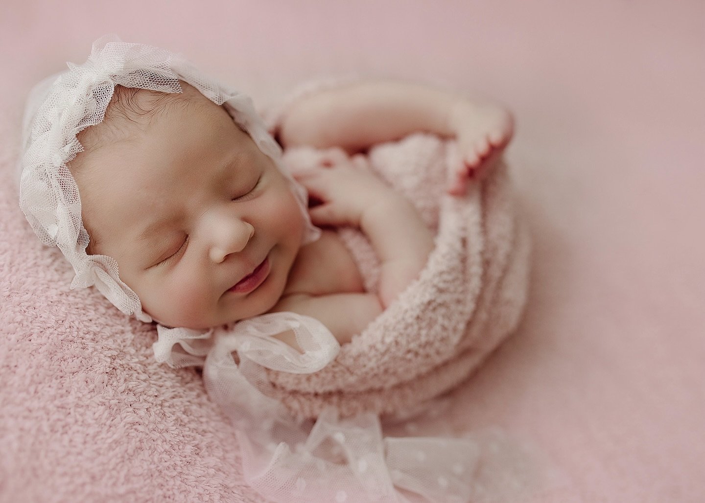 📸 Had the sweetest time with little Willow for the first session in my new studio! 😊 She was an absolute doll &ndash; sleepy, smiley, and just perfect! With more space, I&rsquo;ve upgraded to comfy seating for parents, a TV for siblings, and all se