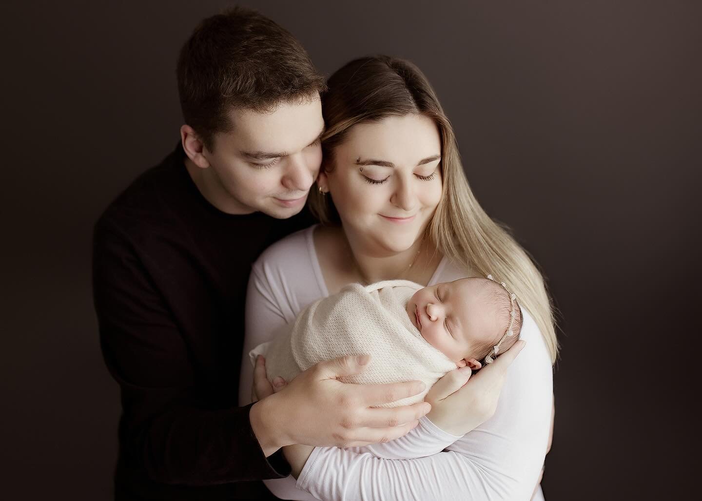 📸 Are you searching for a newborn photographer but unsure what sets us apart beyond pricing? Here&rsquo;s why choosing me, Kelsie Kelly, is your best decision:

1. Experience: With over a decade capturing newborn moments and training from industry l