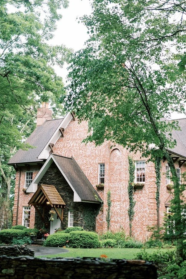 brick-estate-wedding-venue-exterior-front-entrance