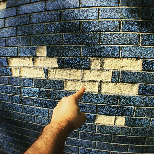 😮 these bricks need my help 😲 #masonry #brick #stone #lifeofamason #stonemason #mason #bricklayer #bricklayers #montreal #mtl #montrealmoments #montrealfashion #montrealphoto #construction #constructionworker  #constructionworkers #constructionsite
