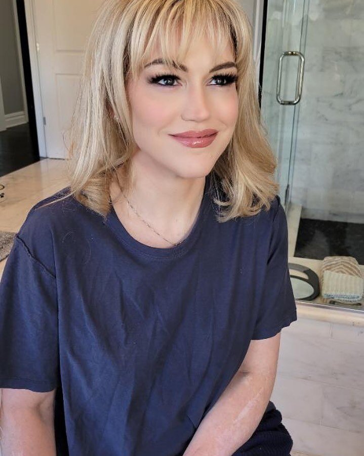 Today, we had the pleasure of providing IN-HOME hair and makeup services to the stunning Ann Marie!💄 Our talented stylist, Alexis, worked her magic on Ann Marie's hair, giving her a sleek and modern style that perfectly complemented her features. Me