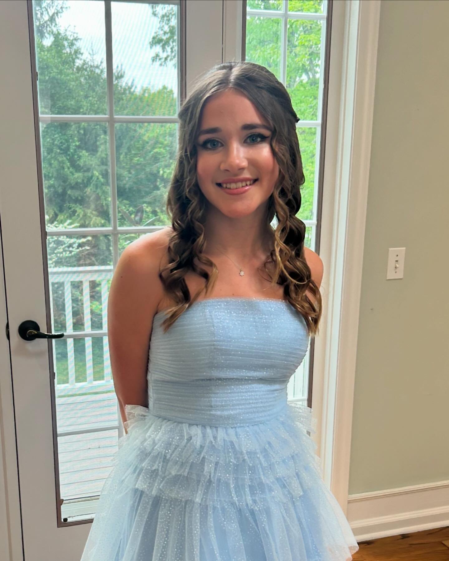 Bat Mitzvah hair and makeup delivered to the home.💋&nbsp;&nbsp;Congratulations young lady! 🌷

#fairfieldcountybeauty #newcanaan #ondemand #inhomebeauty #mobilehairstylist #mua