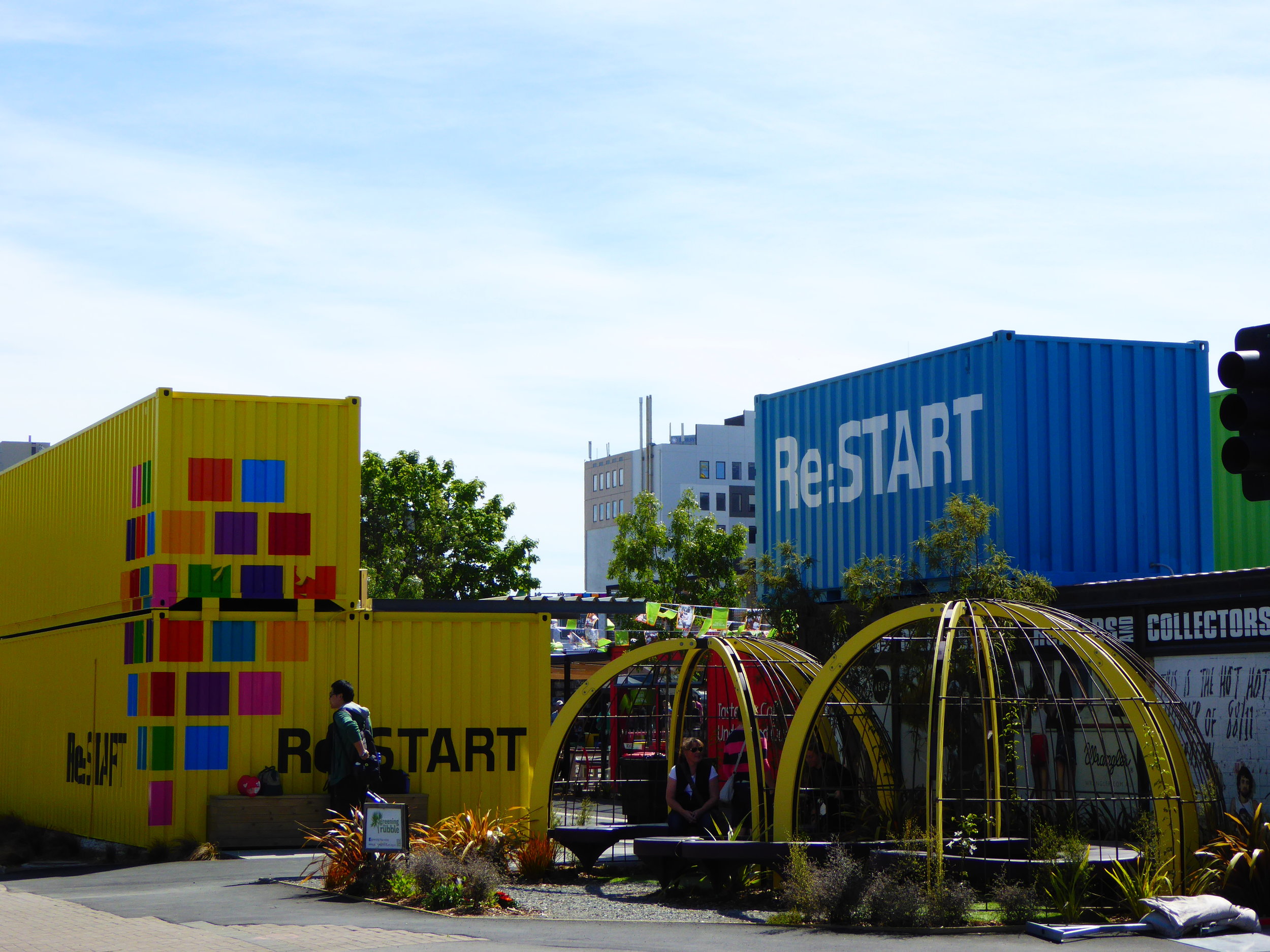 Centre commercial "Re-Start" créé à partir de containers! 