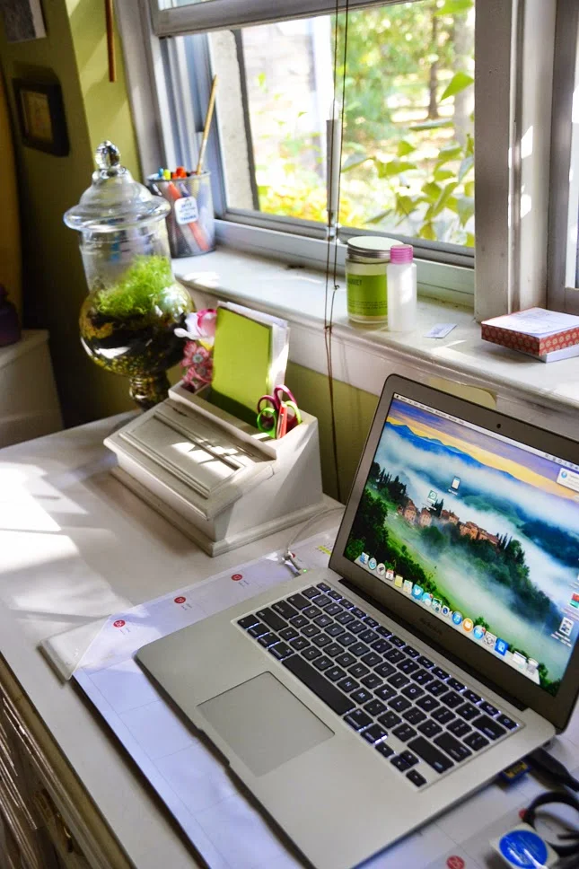 clean desk = a happy desk.