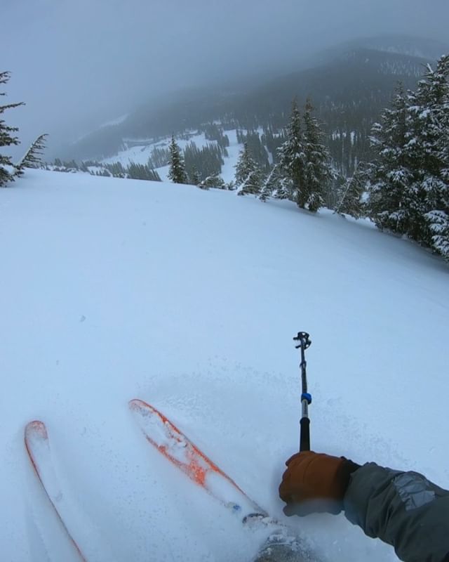 some of my fondest memories have been from spring seasons at @mammothmountain . This year I didn&rsquo;t make it up until mid-march, but caught a really nice &amp; quiet one on my first day 🌬.
.
the afternoon was particularly meaningful because i go