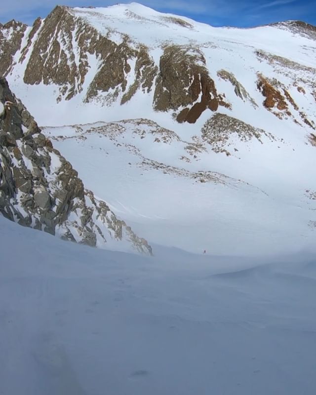 🏔 Mount Emerson, North Couloir. 🏔 a striking line from 13,000&rsquo; that&rsquo;s hidden from view until you&rsquo;re right beneath it.
.
Strong uphill gusts and wind-affected snow made the climb intense, &amp; the skiing technical but fun when we 