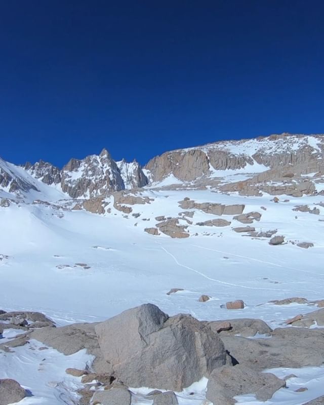 ✨Trail Crest in winter✨ visited Mt Muir, 14,011 🚩during a high pressure window, and checked out the main-trail area for the first time. Lesser visited ski descents abound, &amp; the views into the heart of the Sierra were unreal after 7000&rsquo; of