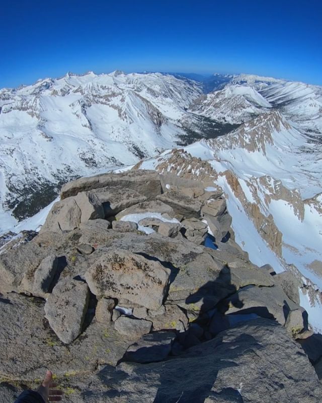 🏔University Peak🏔 13,632 🚩 it really felt like I went to school on this thing, having failed to summit during three attempts in two previous winters, finally reaching it and skiing the North Face this year 🙏🏽💛❄️.
&bull;
The views looking over t