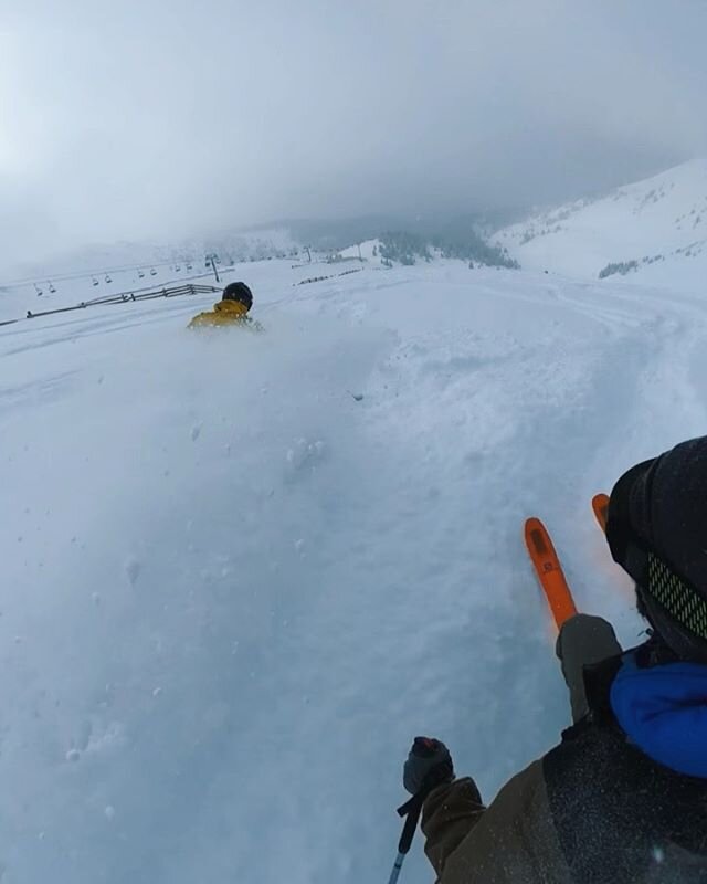 ❄️ finding snow in CO !!❄️ caught a storm nicely and followed some friendly locals around Copper and A-Basin for a few days during the @dewtour event. Pete here led me down some of his favorite aspects, while i tested out the new @gopro MAX. It was r