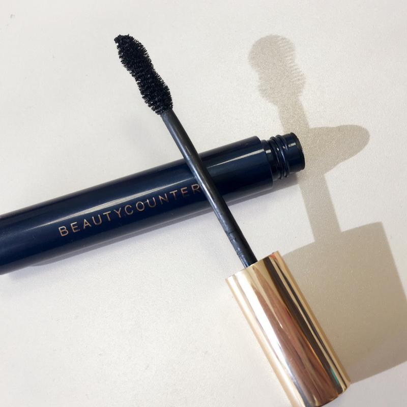 Made with natural fibers, this advanced formula increases volume by 385% to create fuller, more dramatic-looking lashes. The hourglass brush curls, separates, and plumps for high-drama glam–without clumping, flaking or smudging. Cleaner, plant-derived ingredients, like carnauba wax and rice bran wax, replace harmful emollients, while bataua oil helps soften lashes.