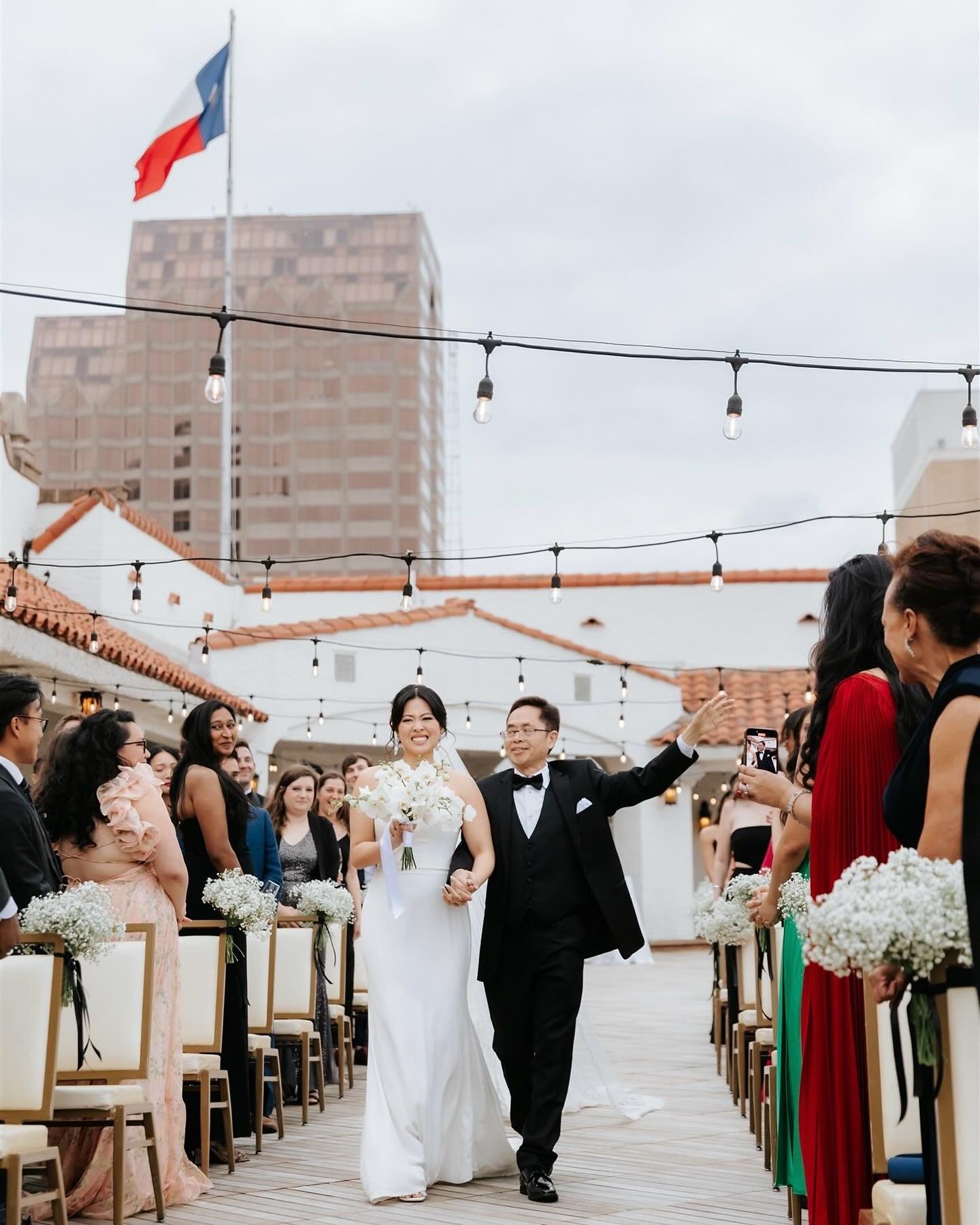 Mandy &amp; Javier | The St. Anthony Hotel, San Antonio, TX ✨

Some rooftop ceremony inspiration, courtesy of Sweet August Events, along with  an amazing team of vendors&hellip;and of course, the beautiful St. Anthony Hotel! 😍
.
.
.
Venue, Catering,