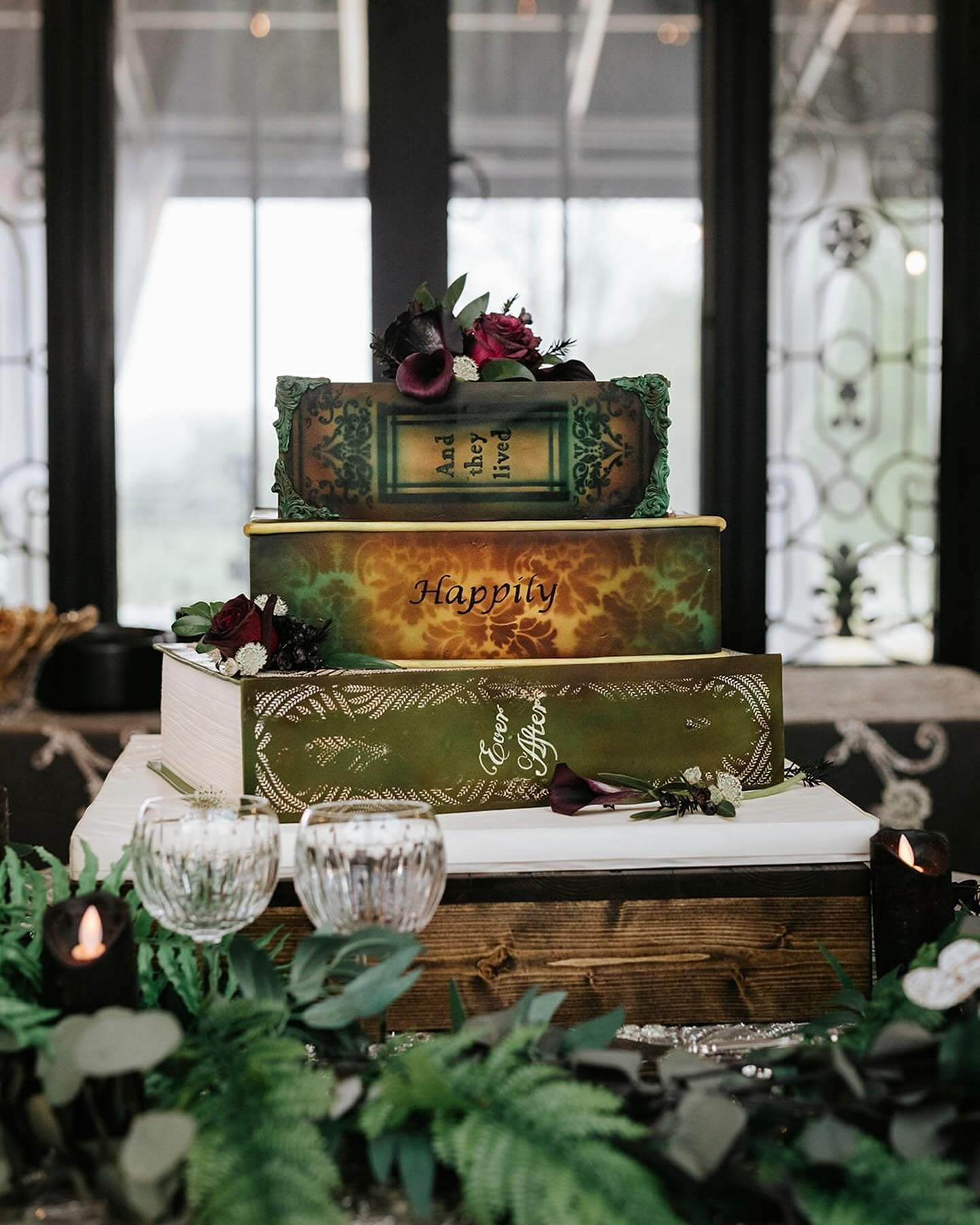 On this episode of Flashback Friday, I&rsquo;d like to highlight this amazing cake from Nick &amp; Emily&rsquo;s Edinburgh West wedding. What do you think of this Couture Cakes of Greenville creation? Did they nail it? 📚🍰
.⁠
.⁠
.⁠
Venue, Coordinati