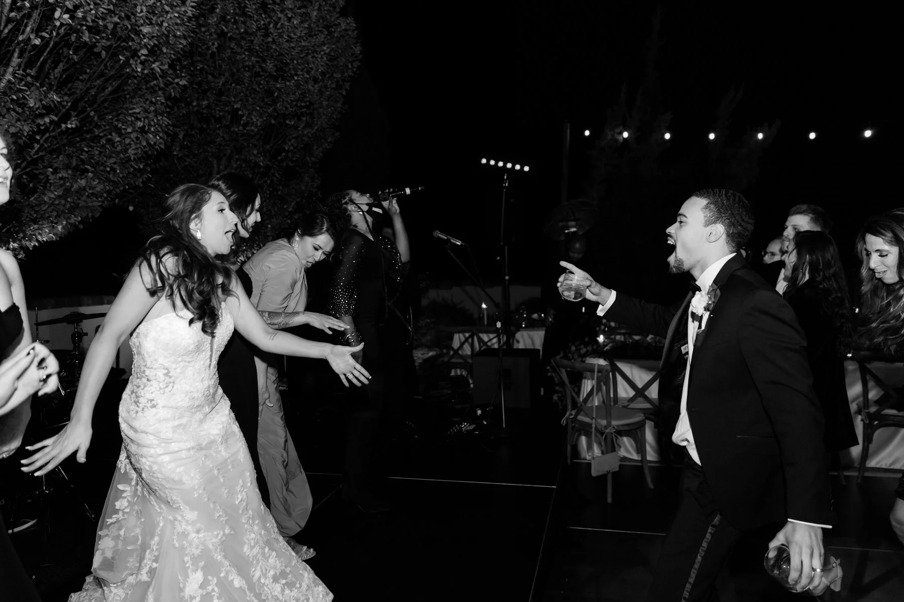 bride-singing-dancing-hotel-domestique.jpg