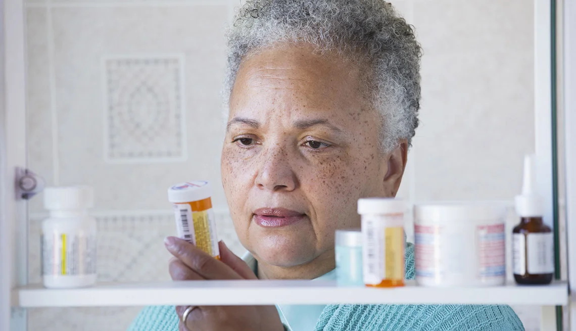 1140-senior-woman-looking-for-her-medication.imgcache.revf77de751a2ddda23e38539474d40641a.jpg