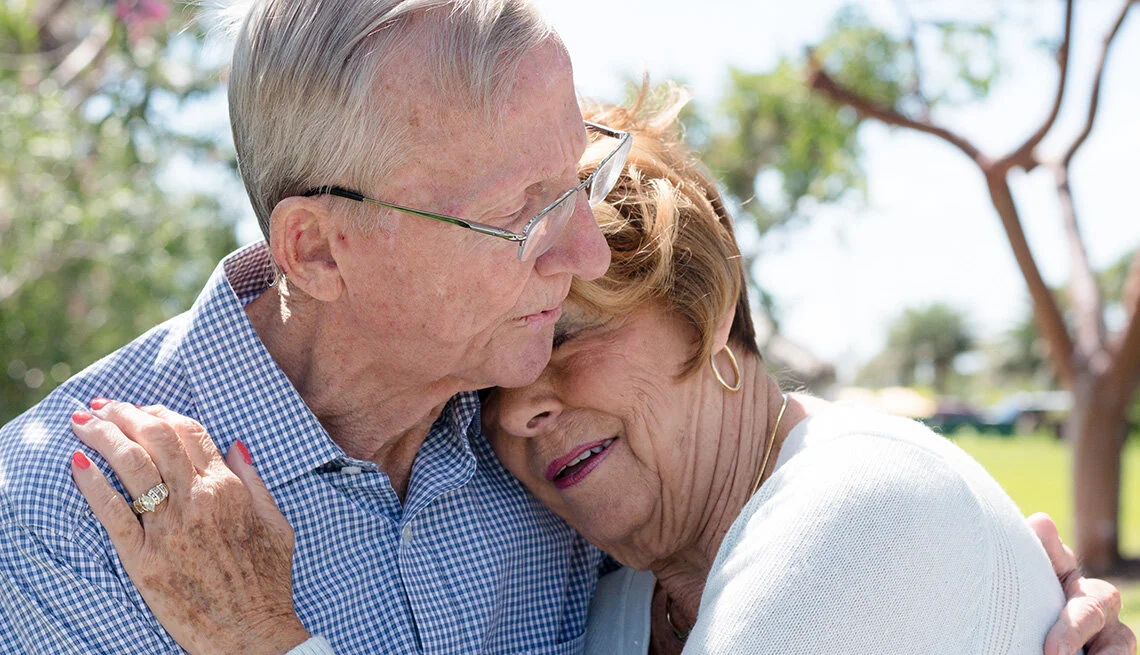 1140-senior-couple-embracing.imgcache.rev808f2eb188ddcf5e92b1f585fbbaa810.jpg