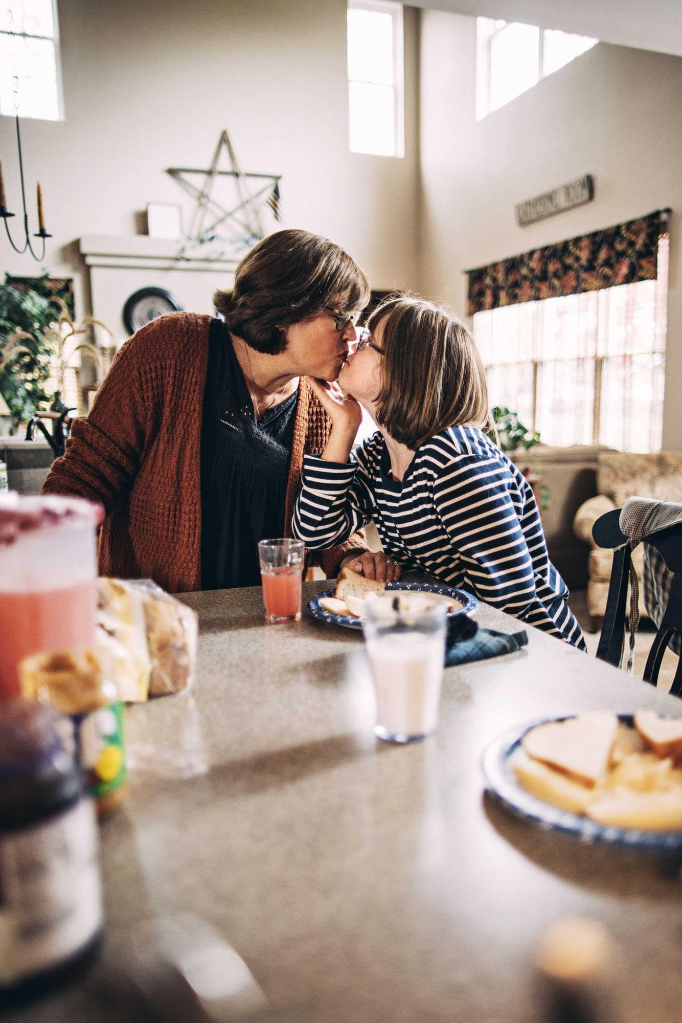 2020_10_23_Allstate mother daughter kiss Clayton Hauck 1136.jpg