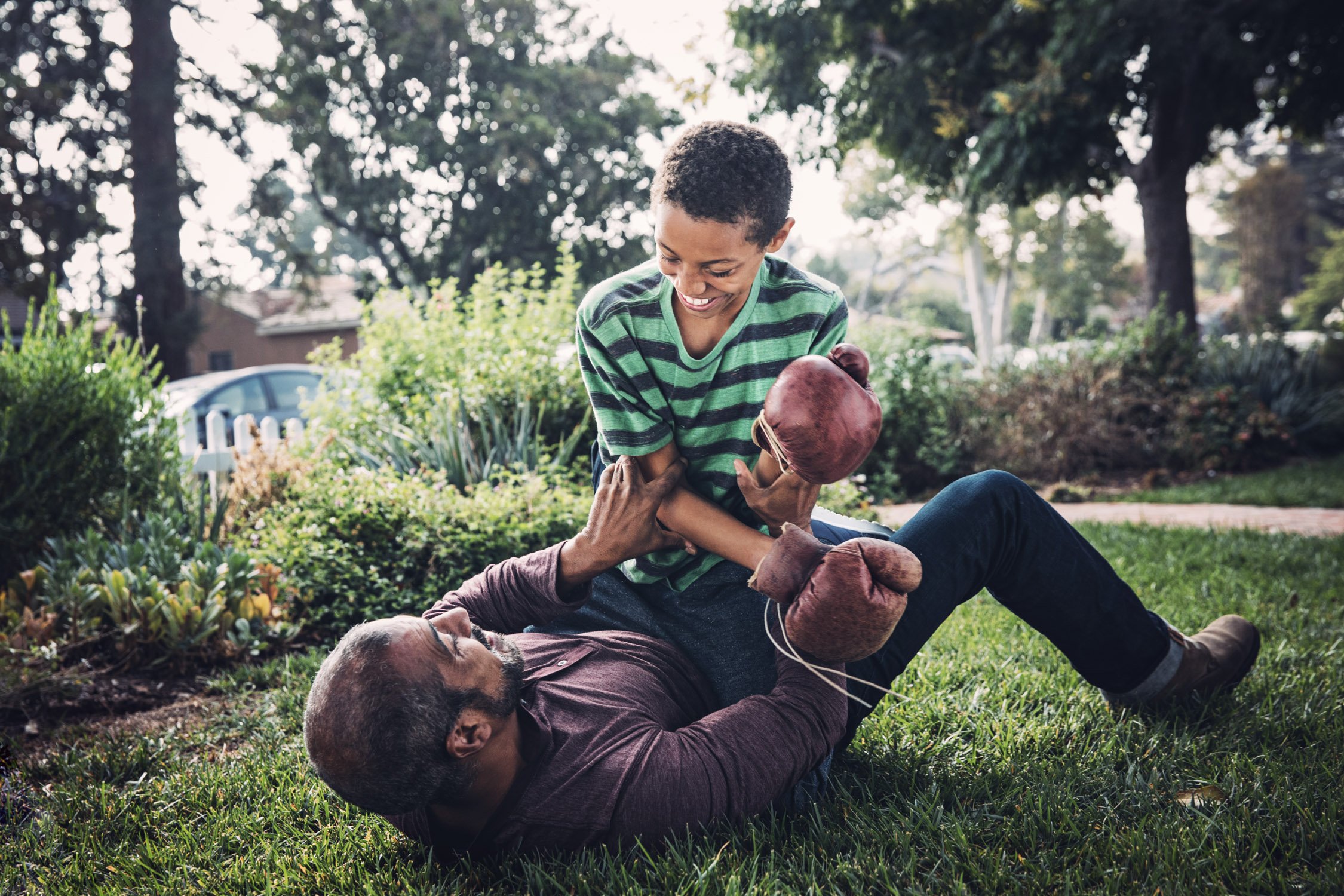 2016_10_13_Fairlife_LA father son playing on front lawn Clayton Hauck 0438.jpg