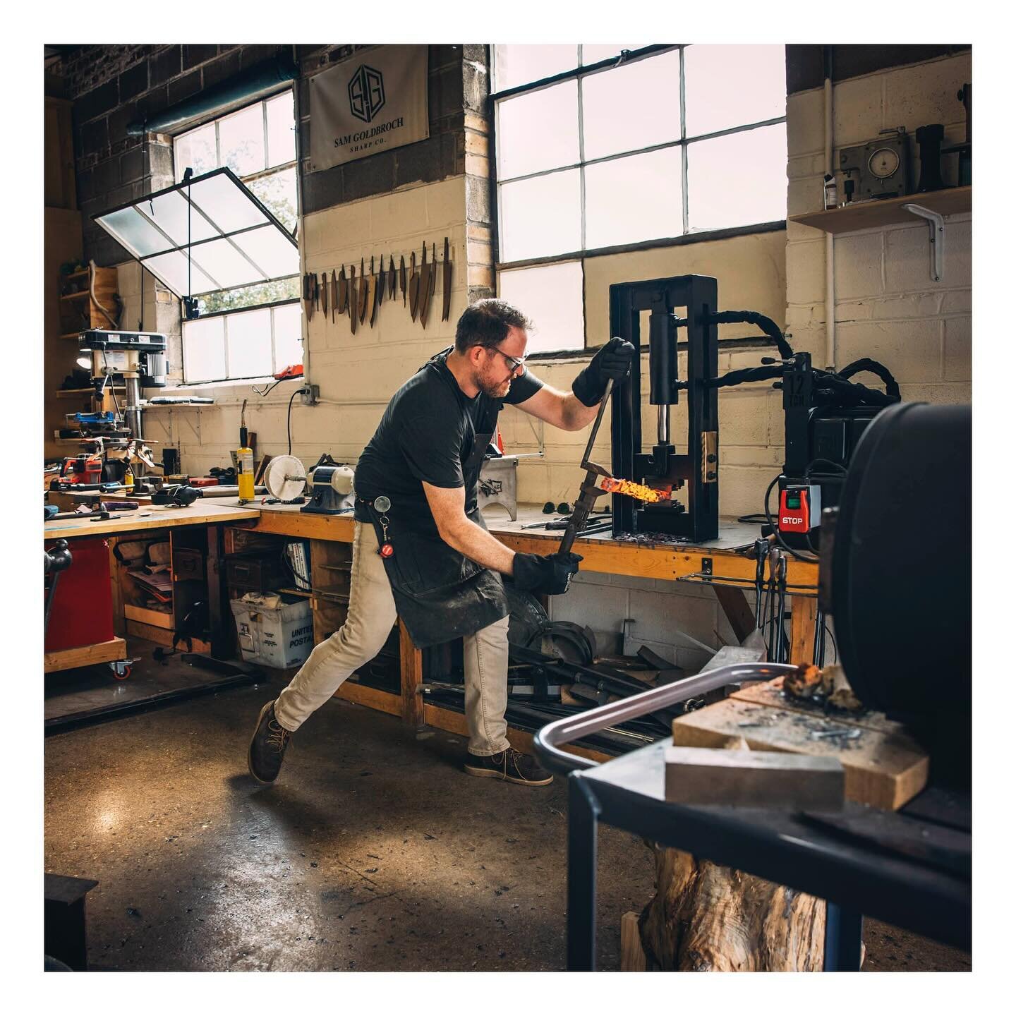 Enjoyed spending a few days with @samgoldbroch in his workspace as he hand made a beautiful Damascus knife from scratch! ✨🔪✨

Thanks for @thephotopersuasion for the assignment covering this fun piece for @chicagomag 

Click the link in bio to peep t