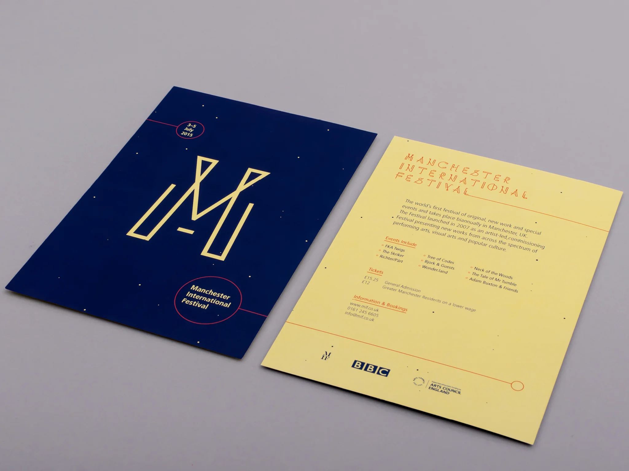 Flyer printed and photographed in studio / Prospectus imprimé et photographié en studio