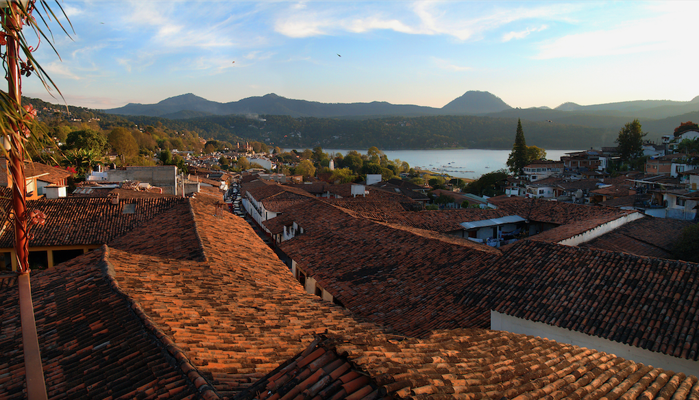 hotel avandaro valle de bravo techos teja lago.png