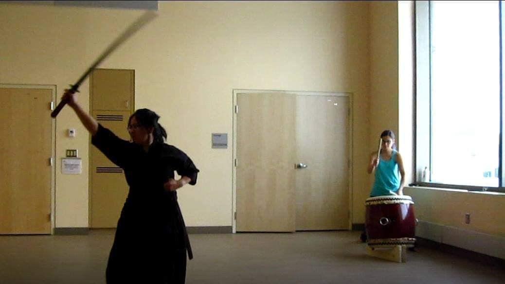 Throwback Thursday! This was from a few years ago. After teaching an introductory taiko class to my music students and I, @yyctaiko and I tried having her drum while I trained a little bit. We thought it was pretty cool. Here's me going through Sanpo