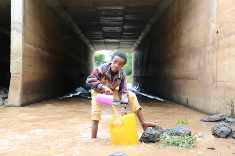 12-year-old Gobena Benti collects water from the river near Kilfo village. IMAGE BY BEHAILU SHIFERAW/WATERAID. 