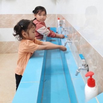 Children_washing_hands%5B1%5D.jpg