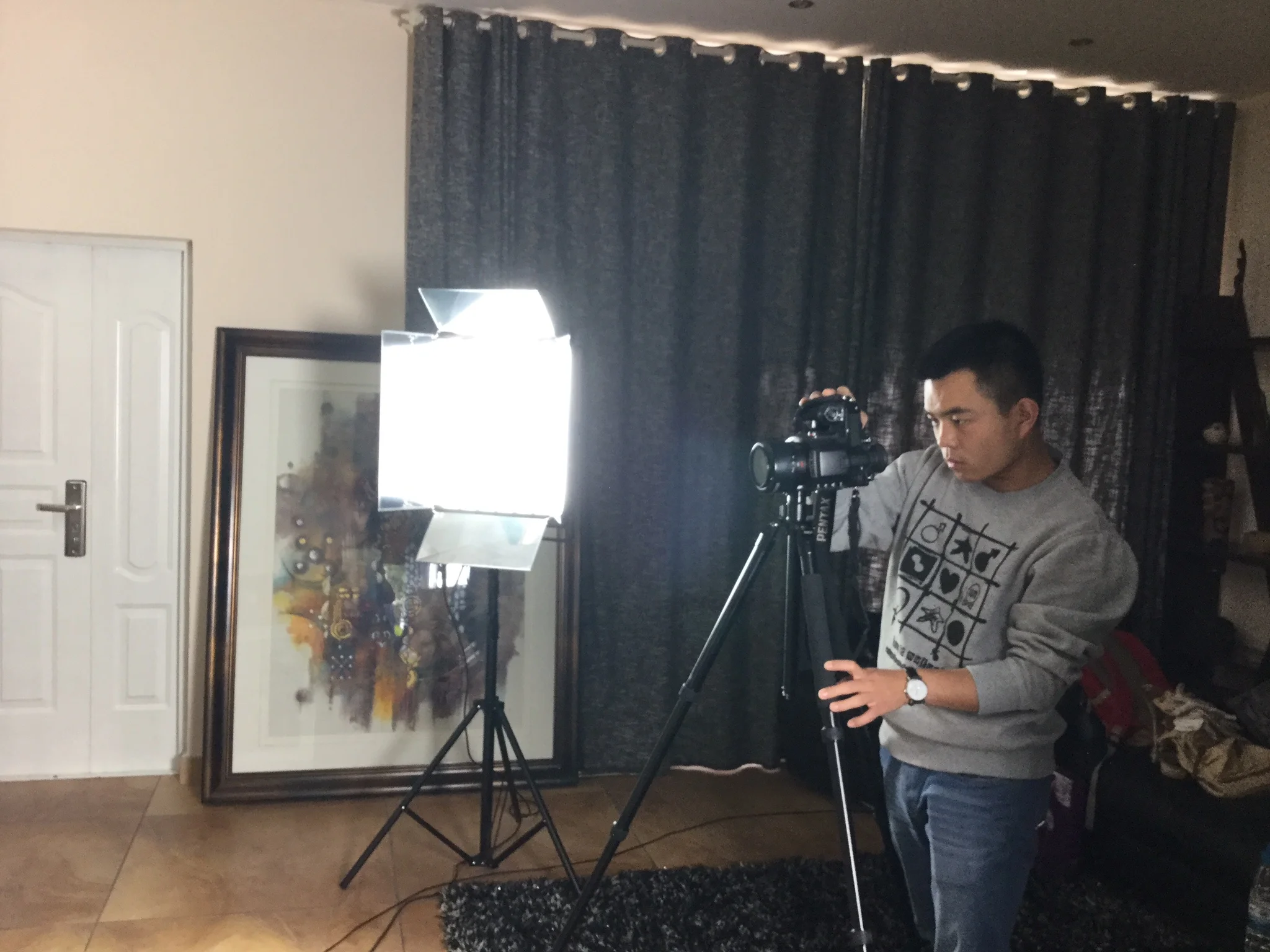  In Xiong Huiming's home studio, photographing her works. 