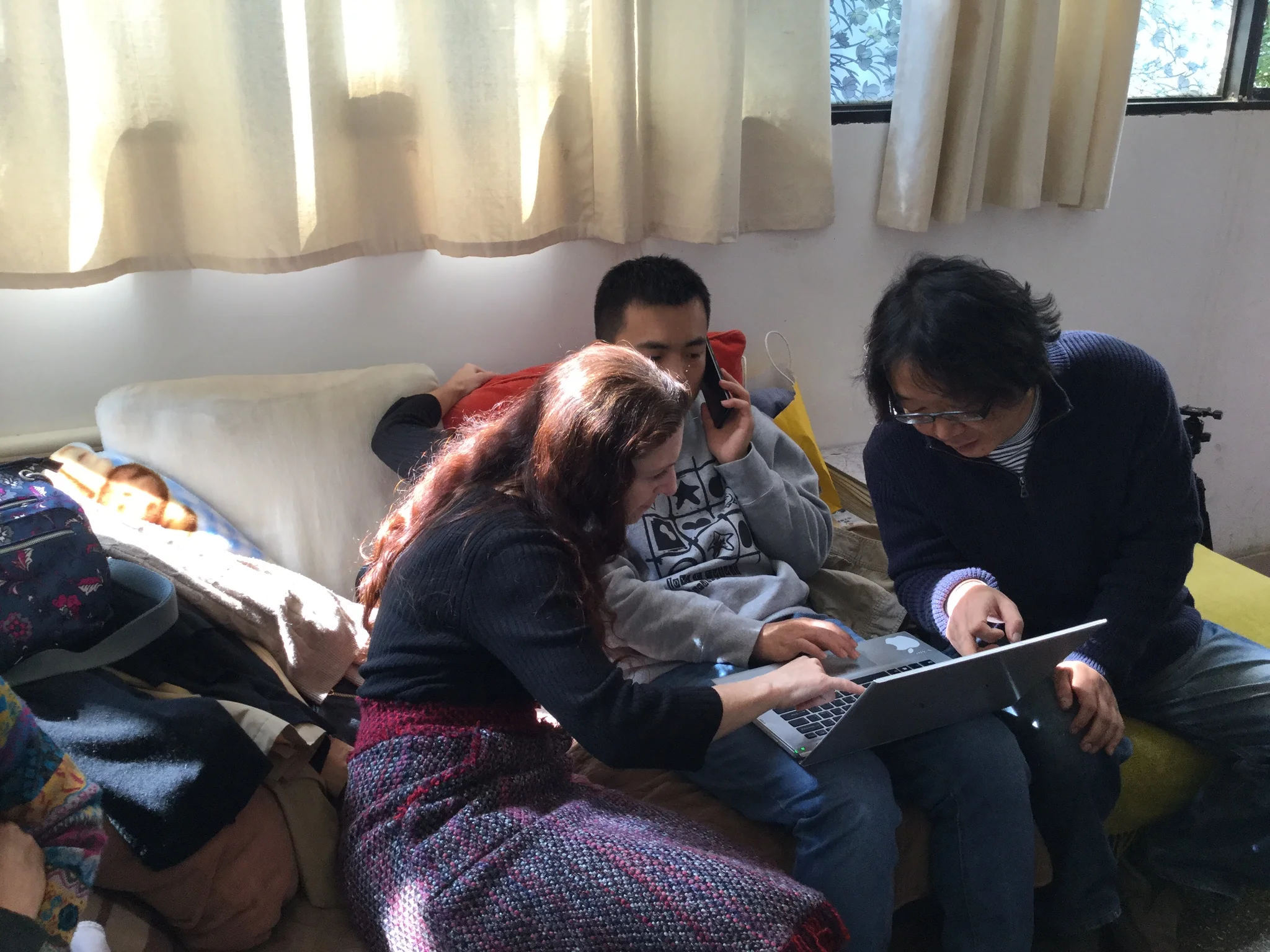  In Chen Li's studio, checking the quality of the professional photographs of his works. 