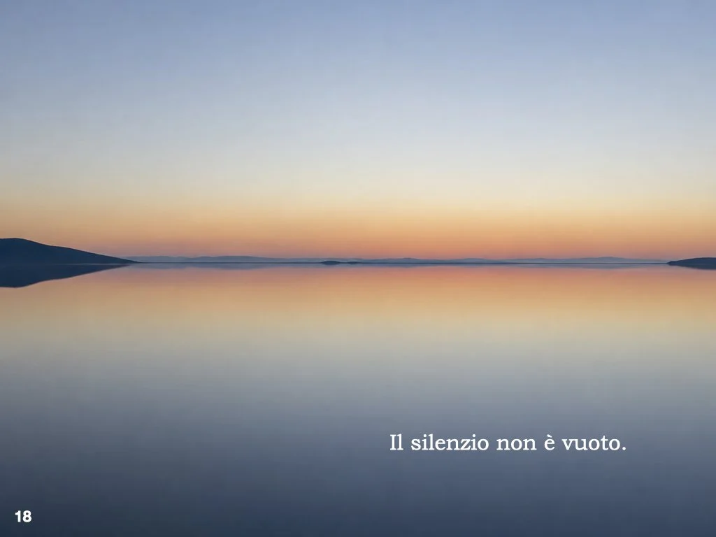 Quando tutto diventa silenzioso, inizialmente la mente può sembrare ancora più rumorosa.
Ricordi, immagini, pensieri, emozioni e progetti iniziano ad affiorare.
Non sono necessariamente comparsi in quel momento: adesso possiamo sentirli.
Ed è lì che 