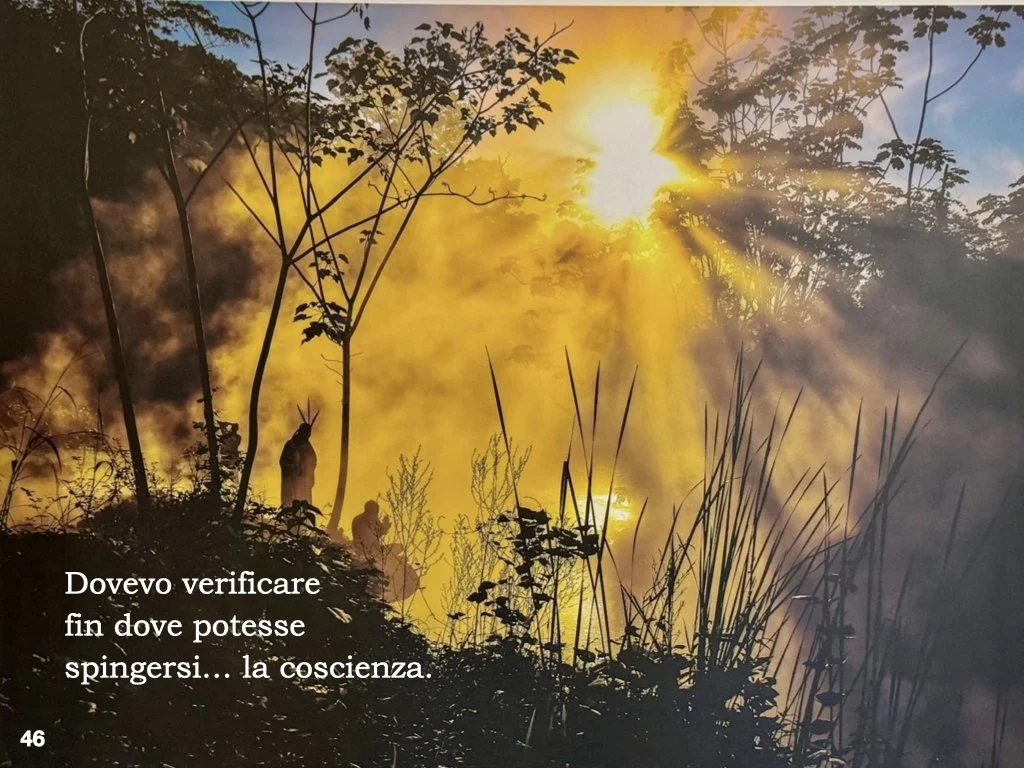Per anni avevo esplorato la coscienza riducendo gli stimoli, cercando ciò che emerge quando il rumore scompare.

Poi decisi di spingermi oltre.

Partii per l’Amazzonia per affrontare una domanda radicale: che cosa rimane quando tutto ciò che normalme
