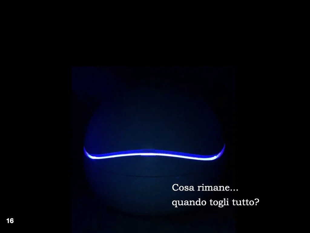 Nel Floating gli stimoli diminuiscono progressivamente: luce, suono, pressione, temperatura, percezione del peso.
Anche i confini corporei possono diventare meno definiti.
Eppure accade qualcosa che per me fu profondamente destabilizzante:
continuavo