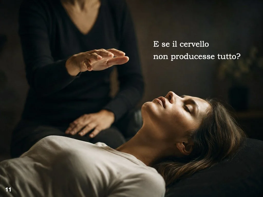 Per anni avevo considerato naturale un’idea: la coscienza è prodotta dal cervello.
Poi iniziai a distinguere ciò che sappiamo sperimentalmente da ciò che un modello cerca di spiegare.
La correlazione tra attività cerebrale ed esperienza è straordinar