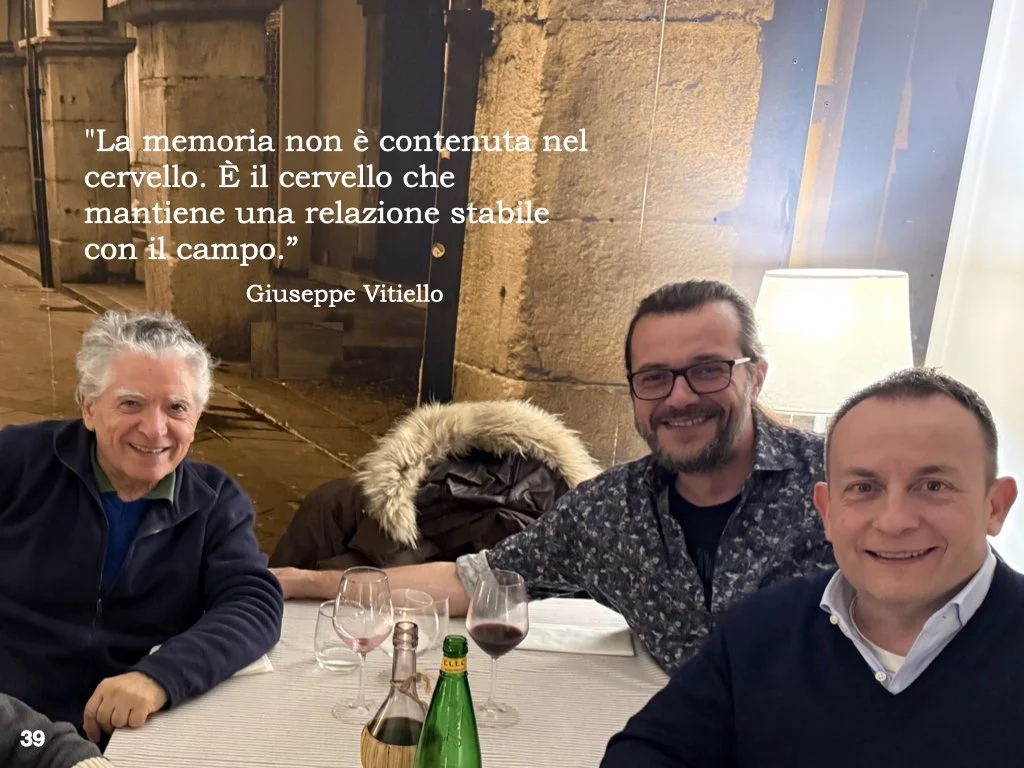 Il cervello non è un sistema isolato, ma un sistema aperto in continuo rapporto con l’ambiente.
Nel modello di Giuseppe Vitiello, memoria e dinamiche cerebrali vengono interpretate attraverso la teoria quantistica dei campi dei sistemi dissipativi.
L