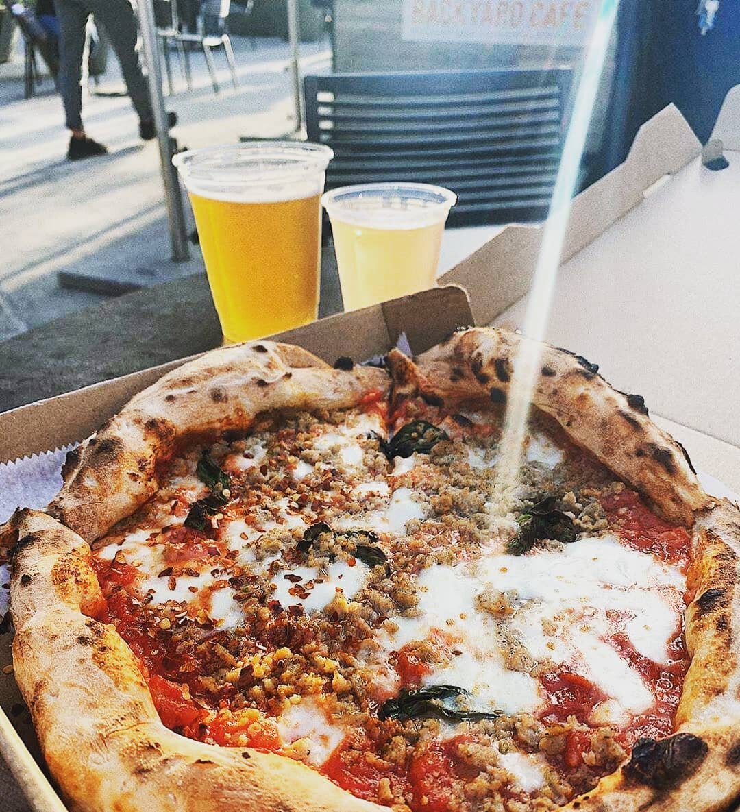 Weekend Vibes @thevesselnyc 🌞
🍕 + 🎥 at the Backyard
📸 @arianna.ravelo 
.
.
.
.
.
#wegetaround #pizza #pizzatruck @hudsonyards @tribeca  #AllInNYC #mobilefood @zevvfoods #cleanenergy #neapolitanstylepizza #newlocation #hudsonyards #thevessel #2020