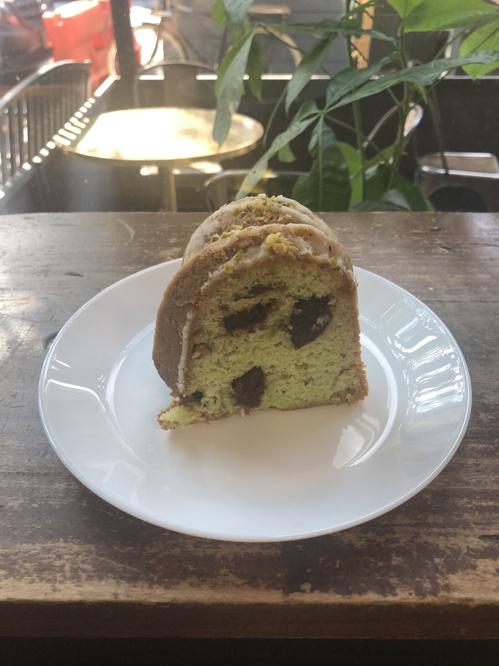 Pistachio cake with fat currants