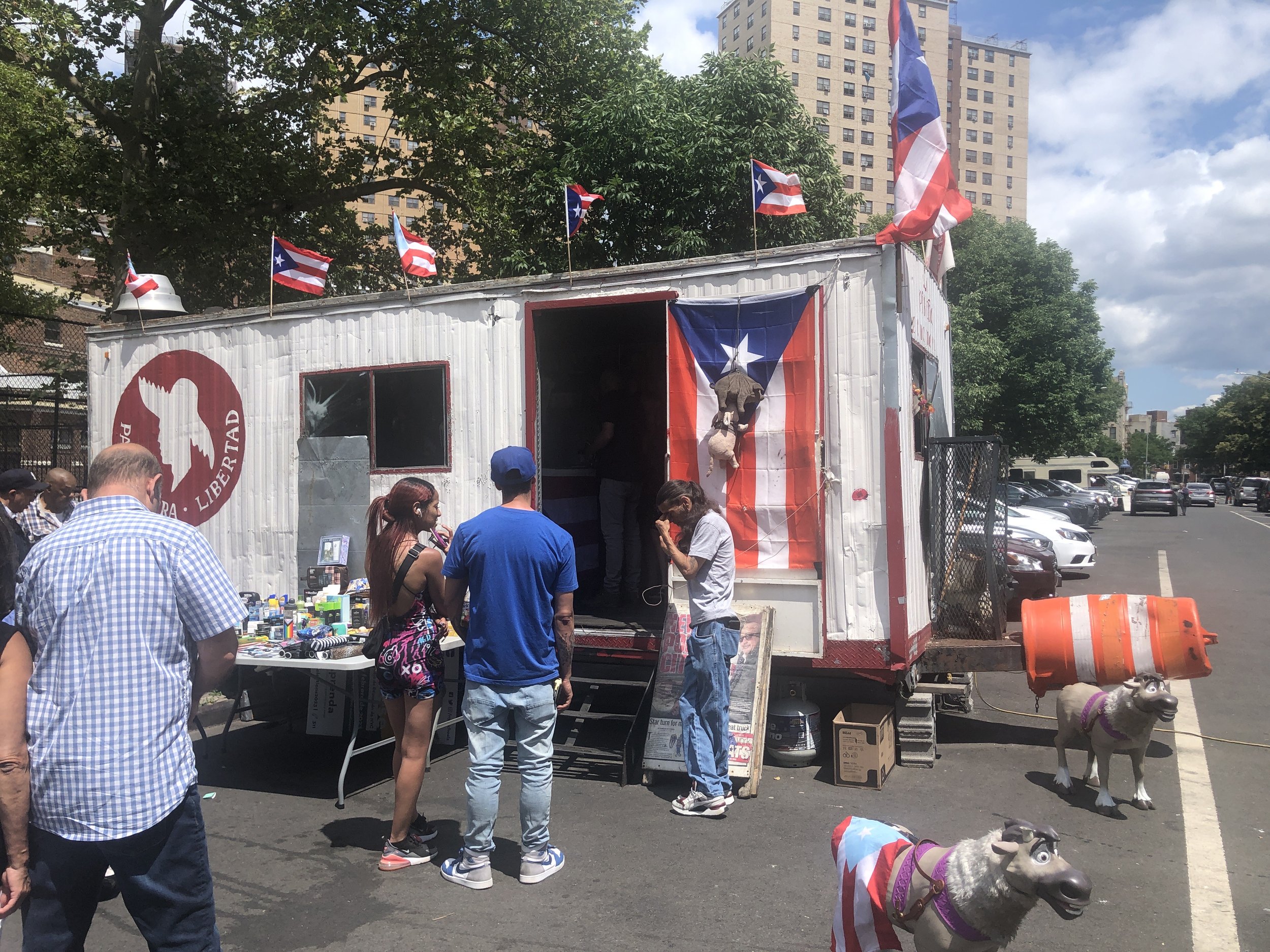 We await entrance into the trailer of Lechonera La Piraña