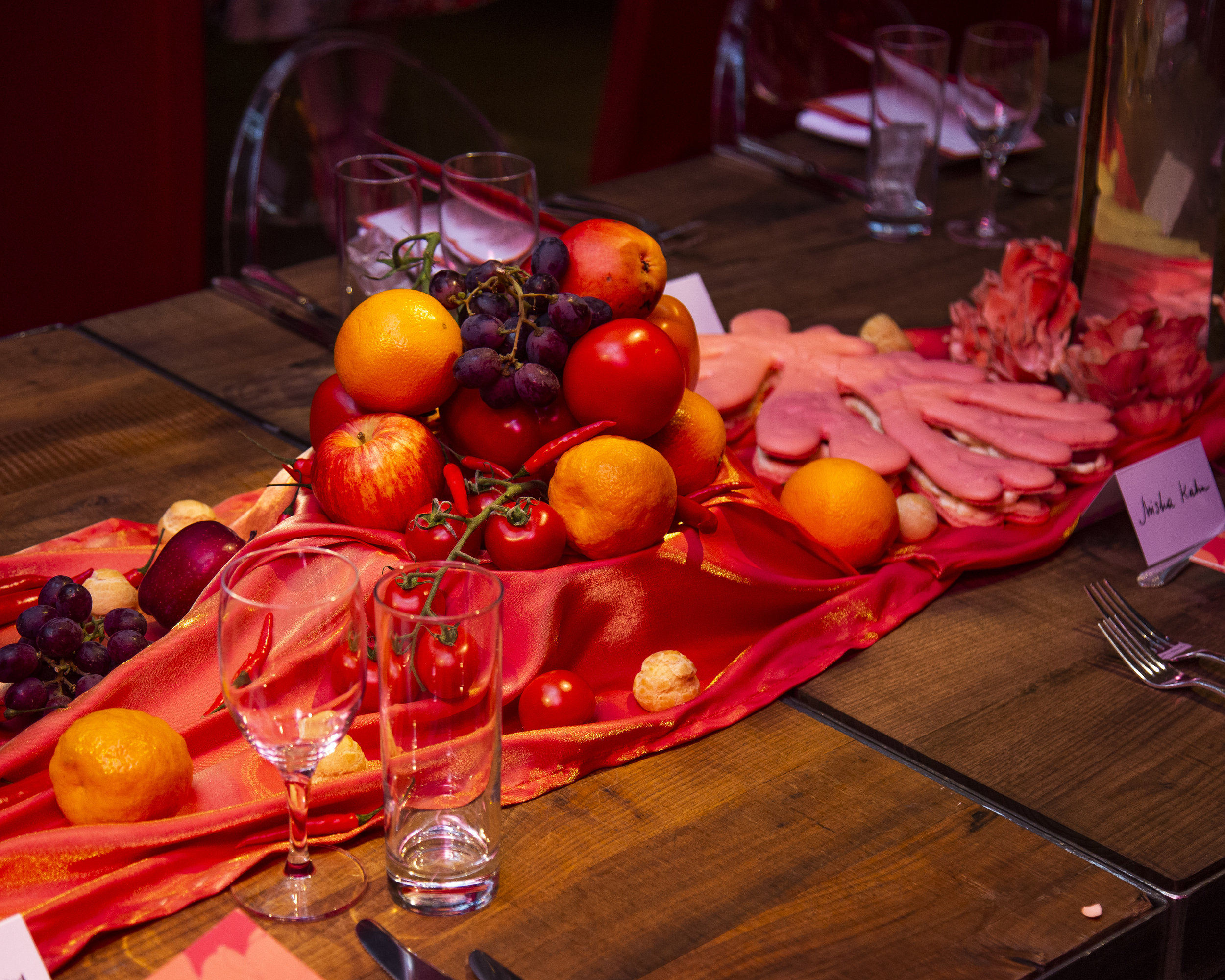 Table design for Carolina Herrera “Coral Blossom” dinner at NeueHouse in collaboration with Farfetch, featuring mushrooms from Smallhold and giant macarons by Savinien Caracostea. Photo courtesy of NeueHouse.