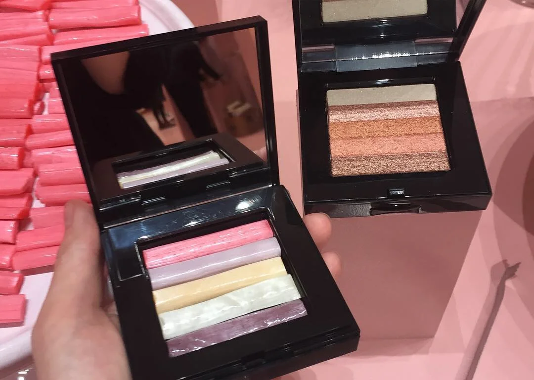  Assemble-your-own interactive cosmetic station, at which guests could build pulled sugar candy highlighter palettes using different flavors and tones inspired by Bobbi Brown highlighter palettes. 