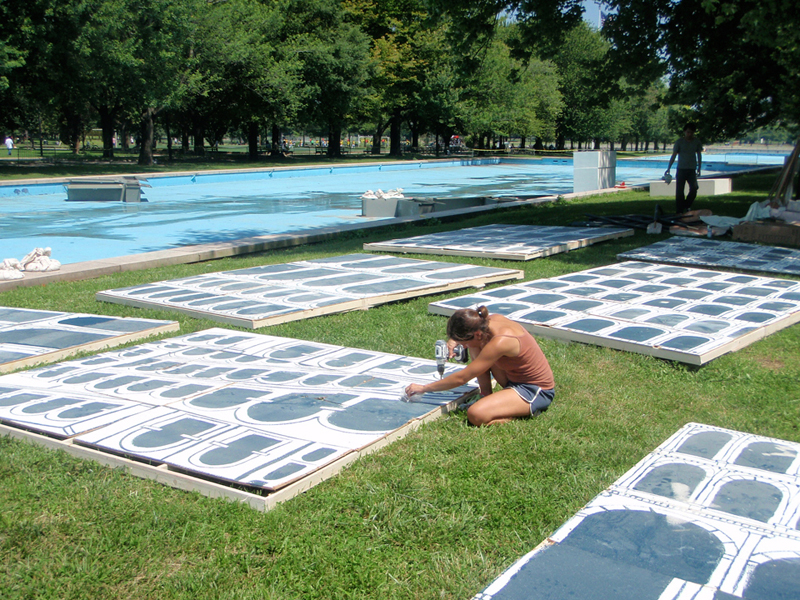  Stefanie Badwey assembling the set. 